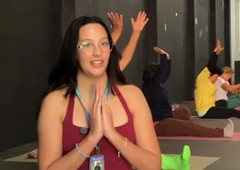 Programa oferece aulas gratuitas de yoga no Centro Cultural Brasital em São Roque
