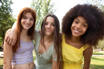 Dia Internacional das Meninas 2026: Brasil celebra pela primeira vez data criada por lei enquanto milhões de meninas ainda enfrentam violência e casamento infantil